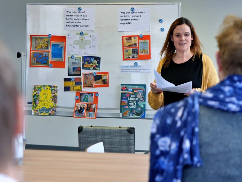 Das Foto zeigt den Vortrag einer Teilnehmerin der Weiterbildung "Qualifizierung zur Fachkraft Sprache und Kommunikation."