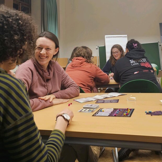 Menschen spielen gemeinsam Brettspiele