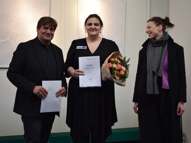 Gruppenbild von Professor Mario Urlass, Kunst-Studentin Marion Prskalo und Annika Kouris