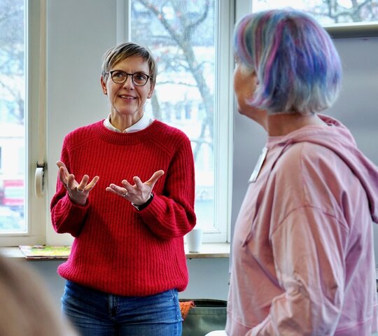 Professorin Dr. Anke Buschmann (Mitte) mit Teilnehmer:innen der Weiterbildung "Qualifizierung zur Fachkraft Sprache und Kommunikation".