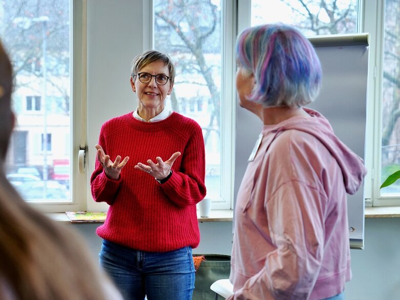 Professorin Dr. Anke Buschmann (Mitte) mit Teilnehmer:innen der Weiterbildung "Qualifizierung zur Fachkraft Sprache und Kommunikation".