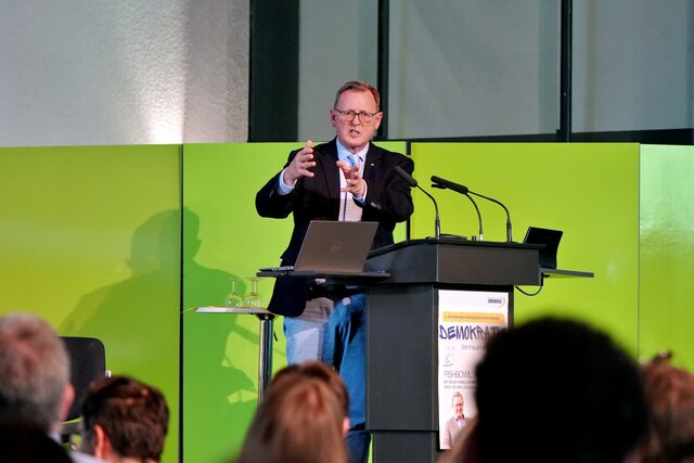 Zu sehen ist Keynote-Speaker Bodo Ramelow am Rednerpult.