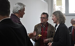 Der Leiter des Instituts für Pädagogik, Prof. Dr. Dammer, im Gespräch mit dem Theaterpädagogen Hubert Habig und Sylvia Selke, Hei-MaT