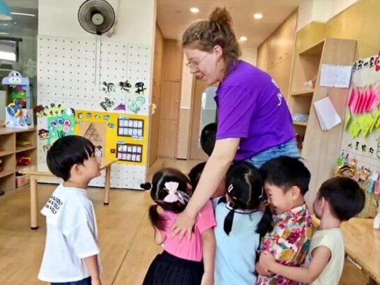 Das Foto zeigt die Studentin Hannah beim Praktikum an einer chinesischen Schule.