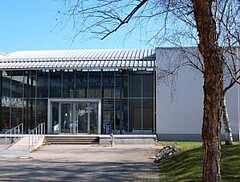 Das Bild zeigt das Hörsaalgebäude der Pädagogischen Hochschule Heidelberg von außen.