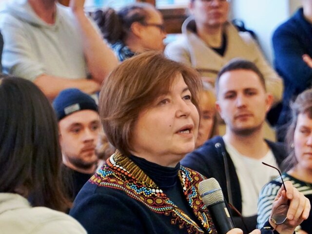 Symbolbild bei dem Havva Engin während einer Veranstaltung in der Aula in ein Mikro spricht.