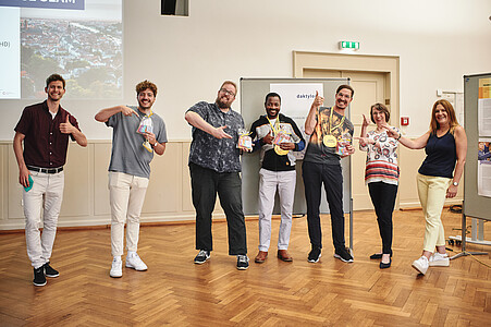 Schuckgrafik: Gruppenfoto vom International Science Slam