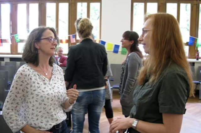 Beschäftigte der Pädagogischen Hochschule im Austausch