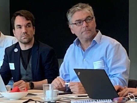 Prof Dr. Alexander Siegmund, Pädagogische Hochschule Heidelberg (rechts) leitete als Vorsitzender des Forums die Sitzung in Berlin, der von Tobias Klös, vom Team des BNE-Zentrums der Pädagogischen Hochschule Heidelberg unterstützt wird.