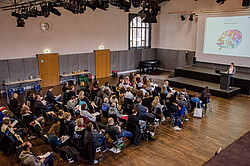 Mehrzweckhalle der Hochschule mit Studierenden.