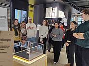 Foto von Studierenden in der Museumshalle