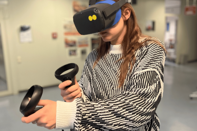 Ein Beispiel digitaler Lehre: Eine Studentin der PH Heidelberg trägt eine VR-Brille und hat Controller in der Hand.