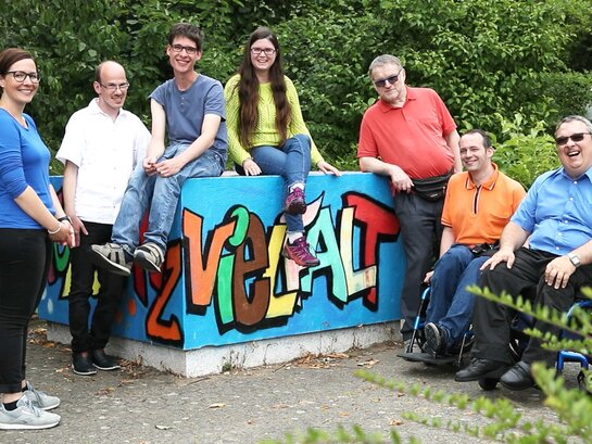 Das Bild zeigt die Teilnehmenden der Qualifizierung im Projekt Inklusive Bildung Baden-Württemberg mit der Qualifizierungsleitung Sarah Maier.
