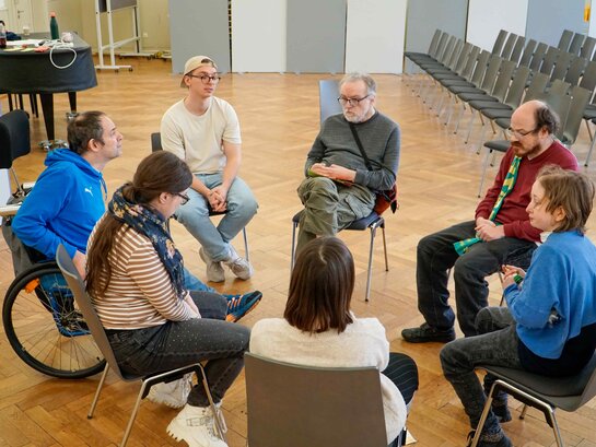 Das Bild zeigt Bildungsfachkräfte und Qualifizierungteilnehmerinnen mit Jan Metzger, der ein Planspiel zur politischen Bildung mit ihnen durchführt