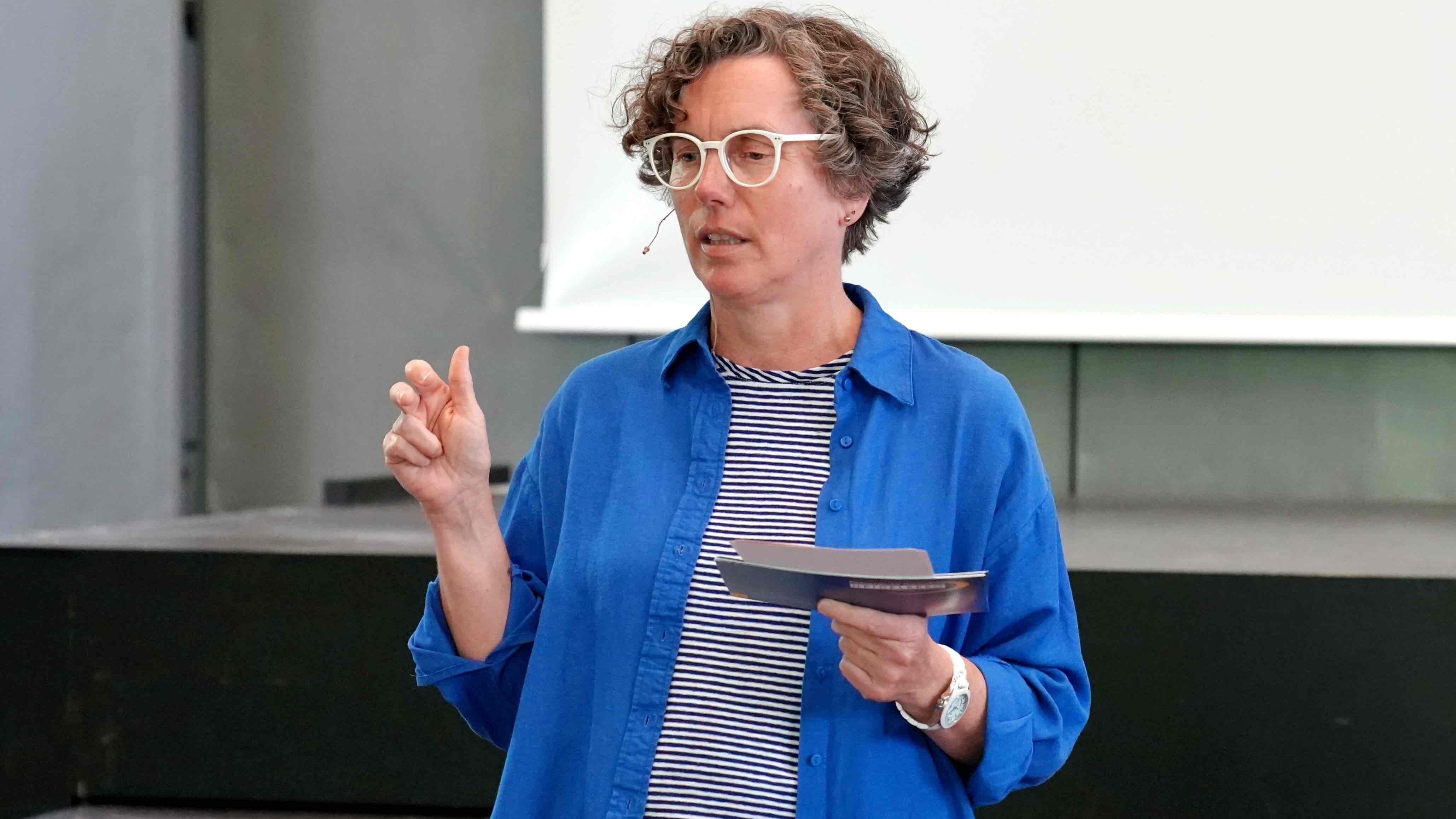 Zu sehen ist Ulrike Fessler bei der Personalversammlung während ihrer Moderation.