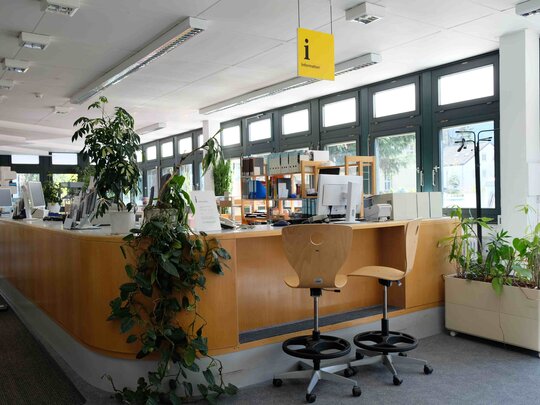 Das Bild zeigt die Infotheke in der Bibliothek.