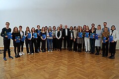 Gruppenbild der Stipendiat:innen des Deutschlandstipendiums mit den Förderern.