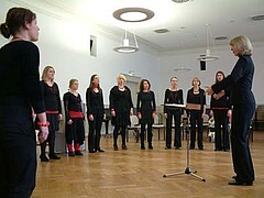 Der 4x4 Frauenschor in der Aula der Pädagogischen Hochschule