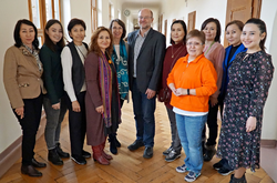 Das Foto zeigt Besucher von der Institutes for Pedagogy and Psychology, Philology and Multilingual Education and History and Law of the Abai KazNPU, Kazakhstan und Menschen aus der Ph im Flur der Ph.