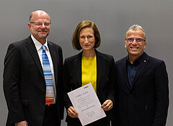 Das foto zeigt einen Mann und eine Frau die neben Professorin Dr. Dorothee Brovelli (Pädagogische Hochschule Luzern, Schweiz) stehen.