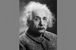 Das Schwarz-Weiß-Foto zeigt ein Potrait von Albert Einstein. Copyright wikimedia