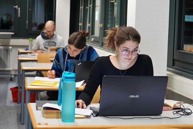Studierende der Pädagogischen Hochschule Heidelberg lernen in der Bibliothek und kümmern sich um ihre Studienorganisation. 