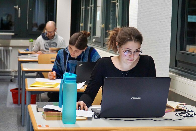 Studierende der Pädagogischen Hochschule Heidelberg lernen in der Bibliothek und kümmern sich um ihre Studienorganisation. 