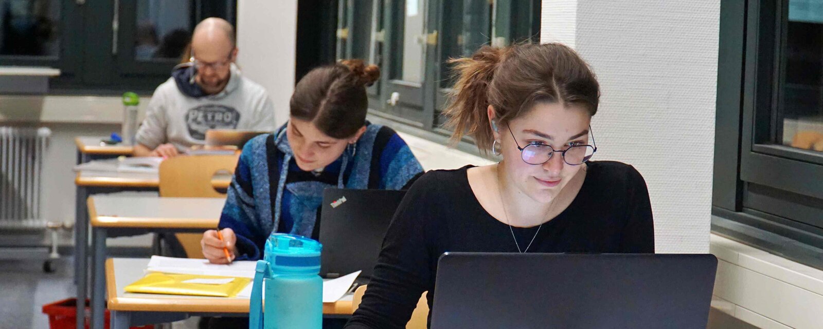 Studierende der Pädagogischen Hochschule Heidelberg lernen in der Bibliothek und kümmern sich um ihre Studienorganisation. 