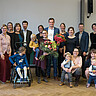 Foto: privat Elisa Keesen mit dem Young Professional Leadership Award und viele weitere Personen.