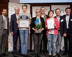  Lehrende und Schüler des Kurpfalz-Gymnasium Schriesheim das für MINT-Unterricht ausgezeichnet wurde.