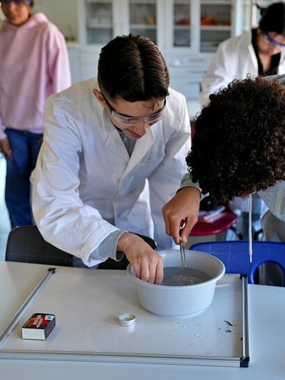 Schüler:innen im Chemieunterricht