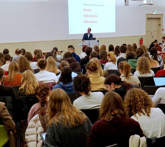 Die Aula der Pädagogischen Hochschule Heidelberg war bis auf den aller letzten Platz gefüllt, als Prof. Dr. med. Ingo B. Autenrieth zum Thema "You'll never walk alone - was wir vom Mikrobiom lernen können" sprach. 