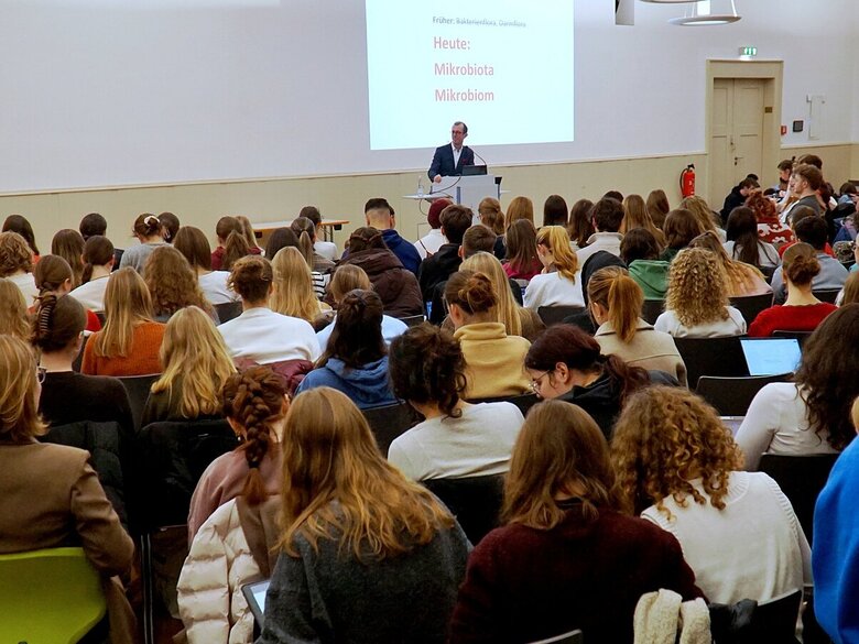 Die Aula der Pädagogischen Hochschule Heidelberg war bis auf den aller letzten Platz gefüllt, als Prof. Dr. med. Ingo B. Autenrieth zum Thema "You'll never walk alone - was wir vom Mikrobiom lernen können" sprach. 