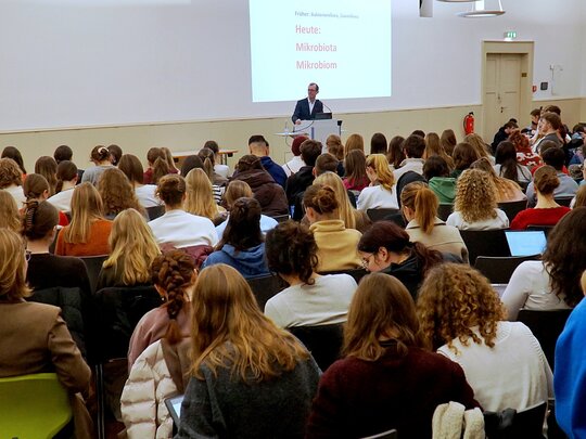 Die Aula der Pädagogischen Hochschule Heidelberg war bis auf den aller letzten Platz gefüllt, als Prof. Dr. med. Ingo B. Autenrieth zum Thema "You'll never walk alone - was wir vom Mikrobiom lernen können" sprach. 