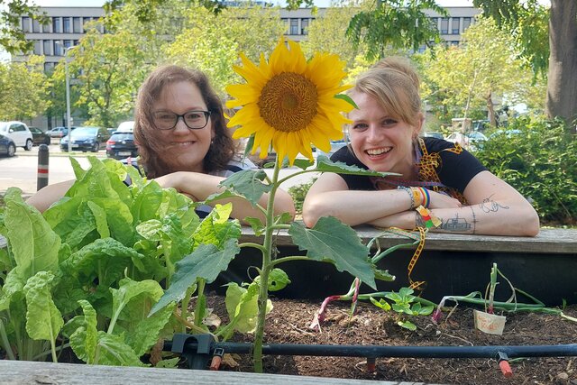 Chiara und Hannah am Hochbeet der Seminarwiese