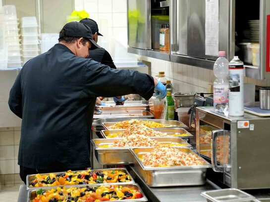 Der Koch bereitet in der Mensa der Pädagogischen Hochschule Heidelberg das Essen frisch zu.
