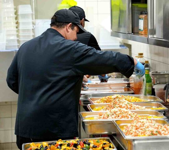 Der Koch bereitet in der Mensa der Pädagogischen Hochschule Heidelberg das Essen frisch zu. 