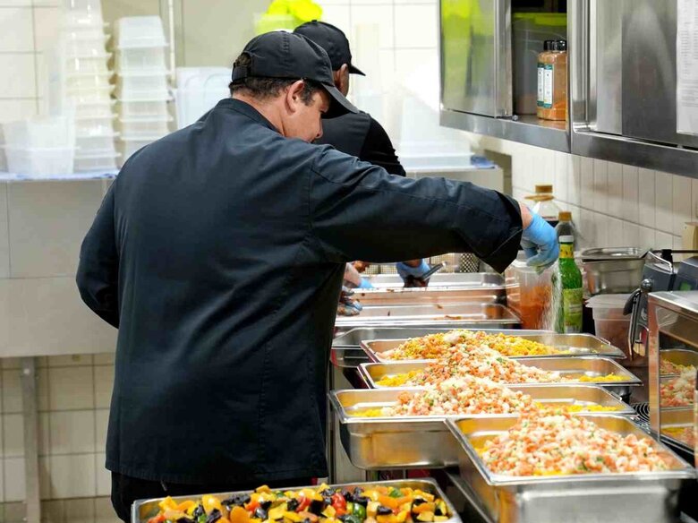 Der Koch bereitet in der Mensa der Pädagogischen Hochschule Heidelberg das Essen frisch zu. 