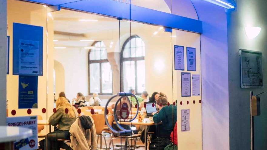 Eingang der Mensa im Altbau