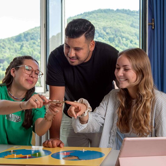 Zu sehen sind drei Lehramtsstudenten der PHHD.