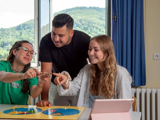 Zu sehen sind drei Lehramtsstudenten der PHHD.