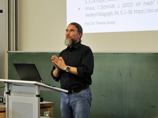 Professor Thomas Knaus bei seiner Antrittsvorlesung am Rednerpult