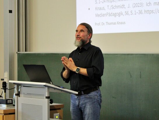 Professor Thomas Knaus bei seiner Antrittsvorlesung am Rednerpult