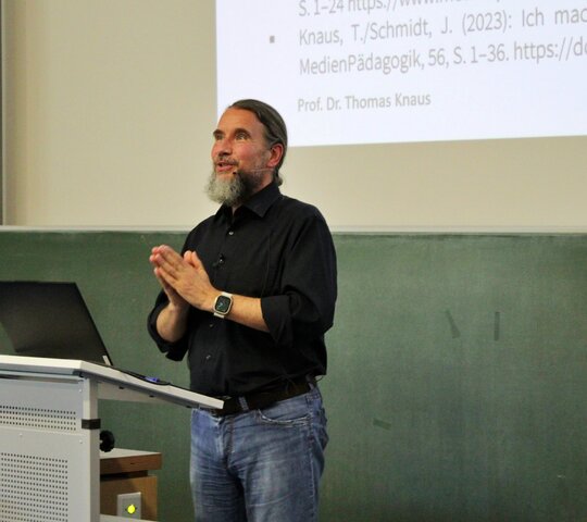 Professor Thomas Knaus bei seiner Antrittsvorlesung am Rednerpult