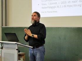 Professor Thomas Knaus bei seiner Antrittsvorlesung am Rednerpult