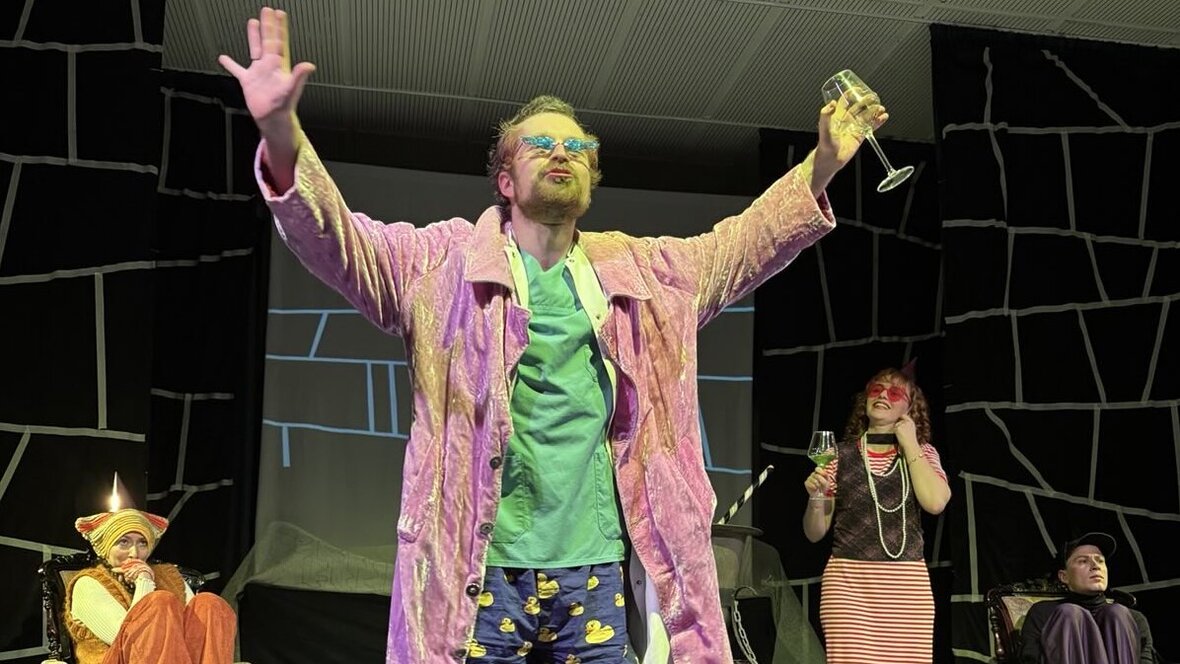 Ein Schauspieler der Theatergruppe der Pädagogischen Hochschule Heidelberg ist bei einer Aufführung zu sehen.