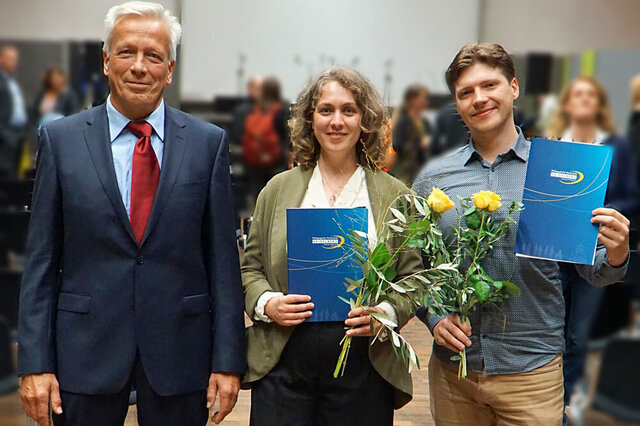Prorektor Dammer mit den Preisträgerinnen Schieron und Dolshenko