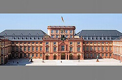 Das Bild zeigt das Mannheimer Schloss und dessen Innenhof.
