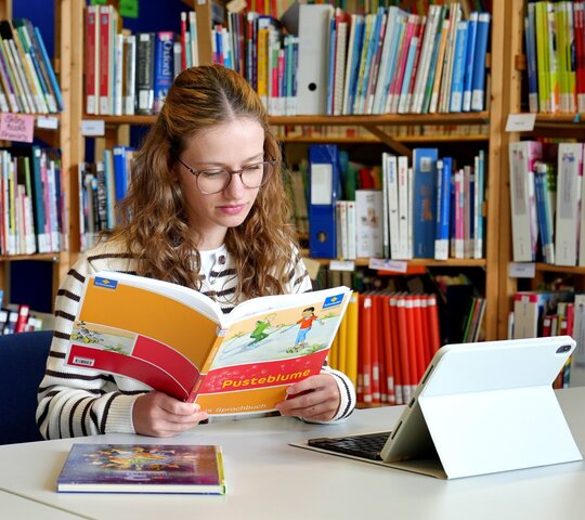 Zu sehen ist eine lernende Studentin in der didaktischen Werkstatt. 