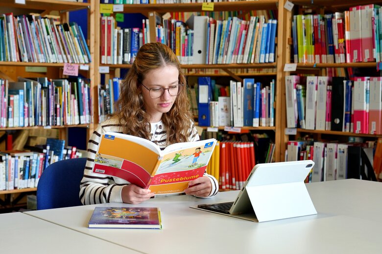 Zu sehen ist eine lernende Studentin in der didaktischen Werkstatt. 